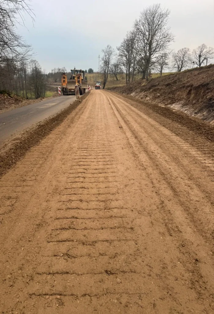 profilowanie i zagęszczanie kruszywa łamanego 13+495 - 13+825