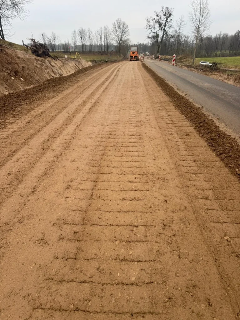 profilowanie i zagęszczanie kruszywa łamanego 13+495 - 13+825